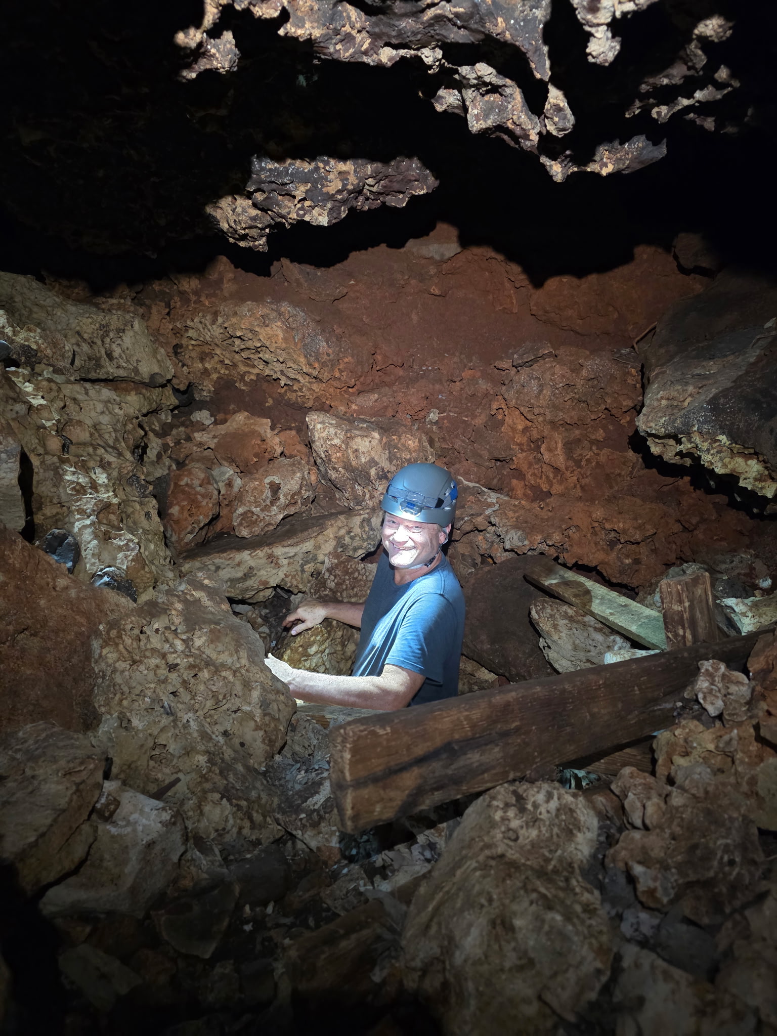 Looking for contacts between stratigraphic units